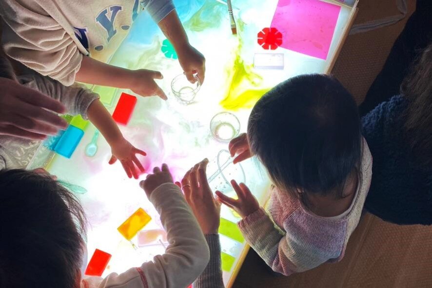 子ども学科ゼミナール活動紹介「親子ワークショップ『光のアトリエ』」