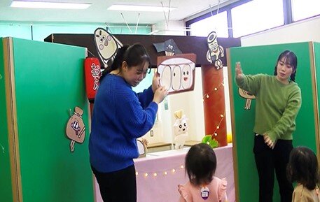 子ども心理学科授業紹介「子育て支援センターで工作人形劇！」