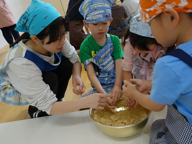 子ども学科ゼミナール活動紹介　林ゼミ「白梅幼稚園　子どもたちのお味噌づくりのお手伝いに行ってきました」