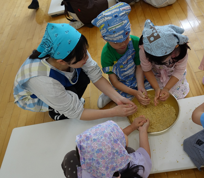 子ども学科ゼミナール活動紹介　林ゼミ「白梅幼稚園　子どもたちのお味噌づくりのお手伝いに行ってきました」