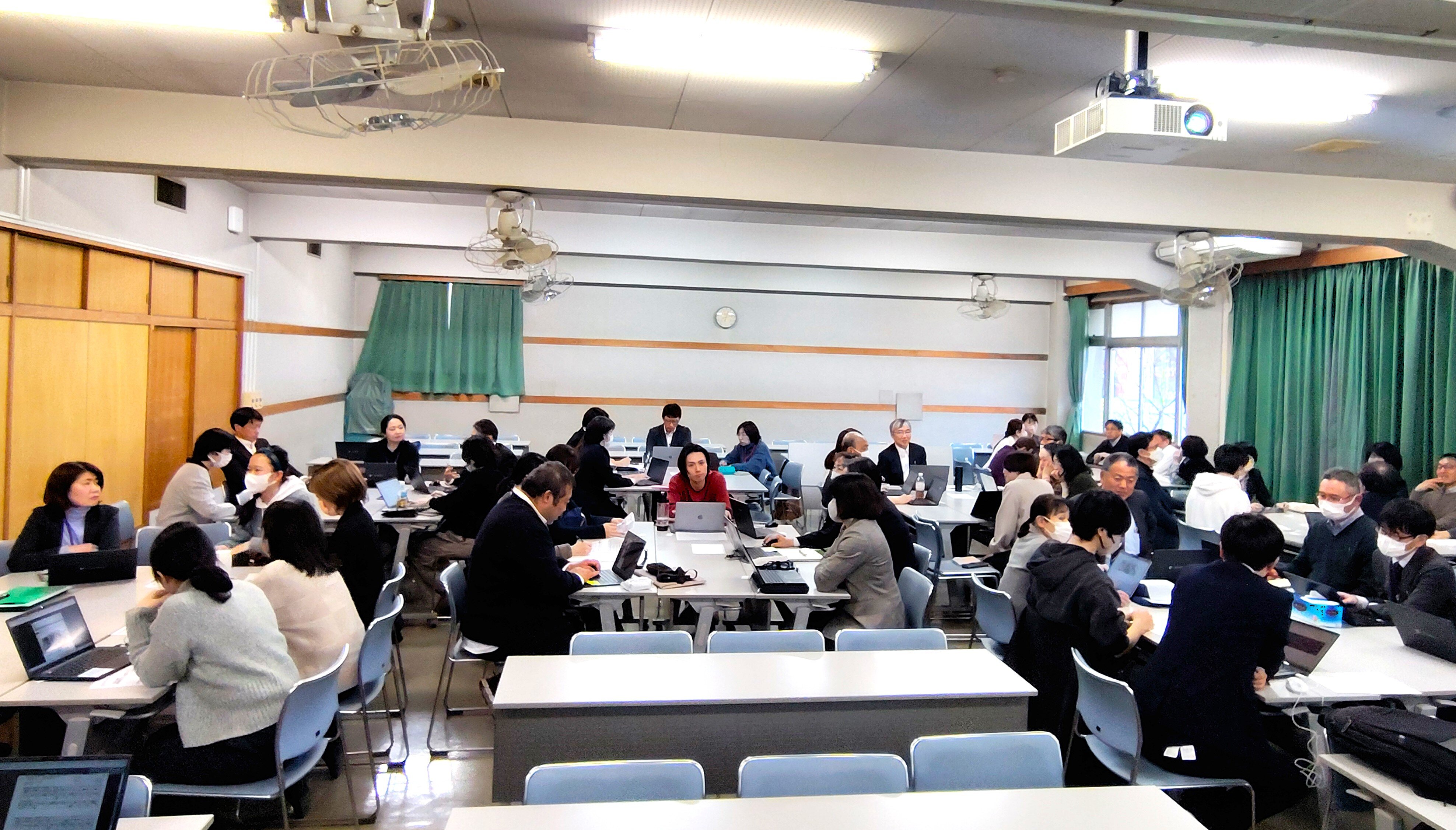 学生・教員・職員懇談会を実施しました